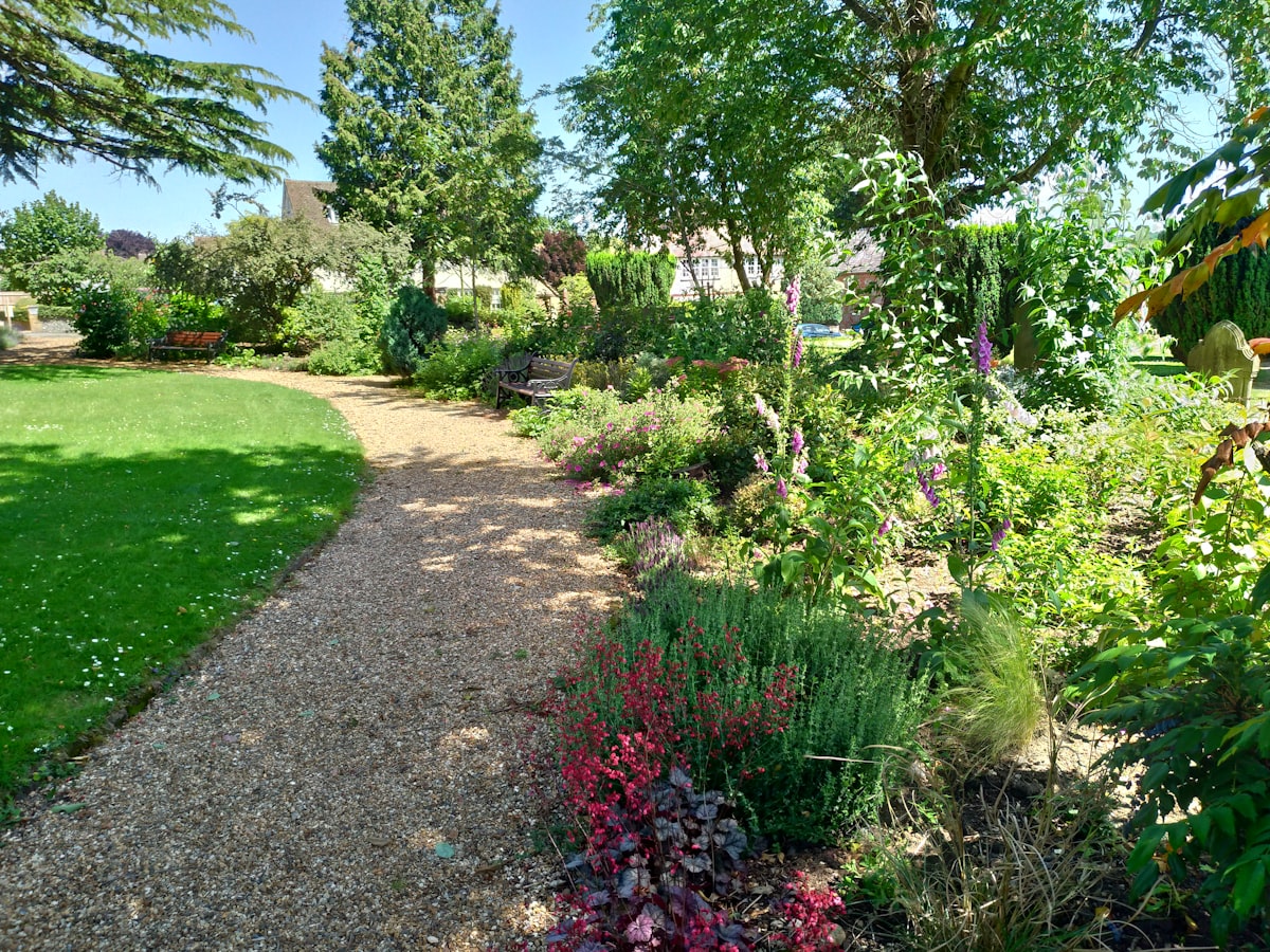 Angelegter Gartenweg aus Natursteinplatten